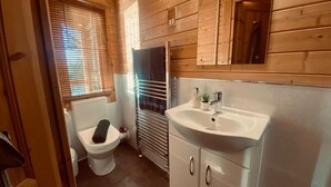 Een douche, een haardroger, handdoeken, zeep