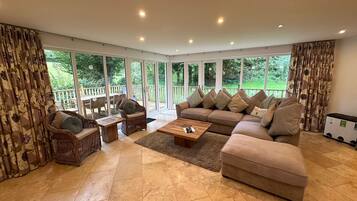 Una televisión de pantalla plana