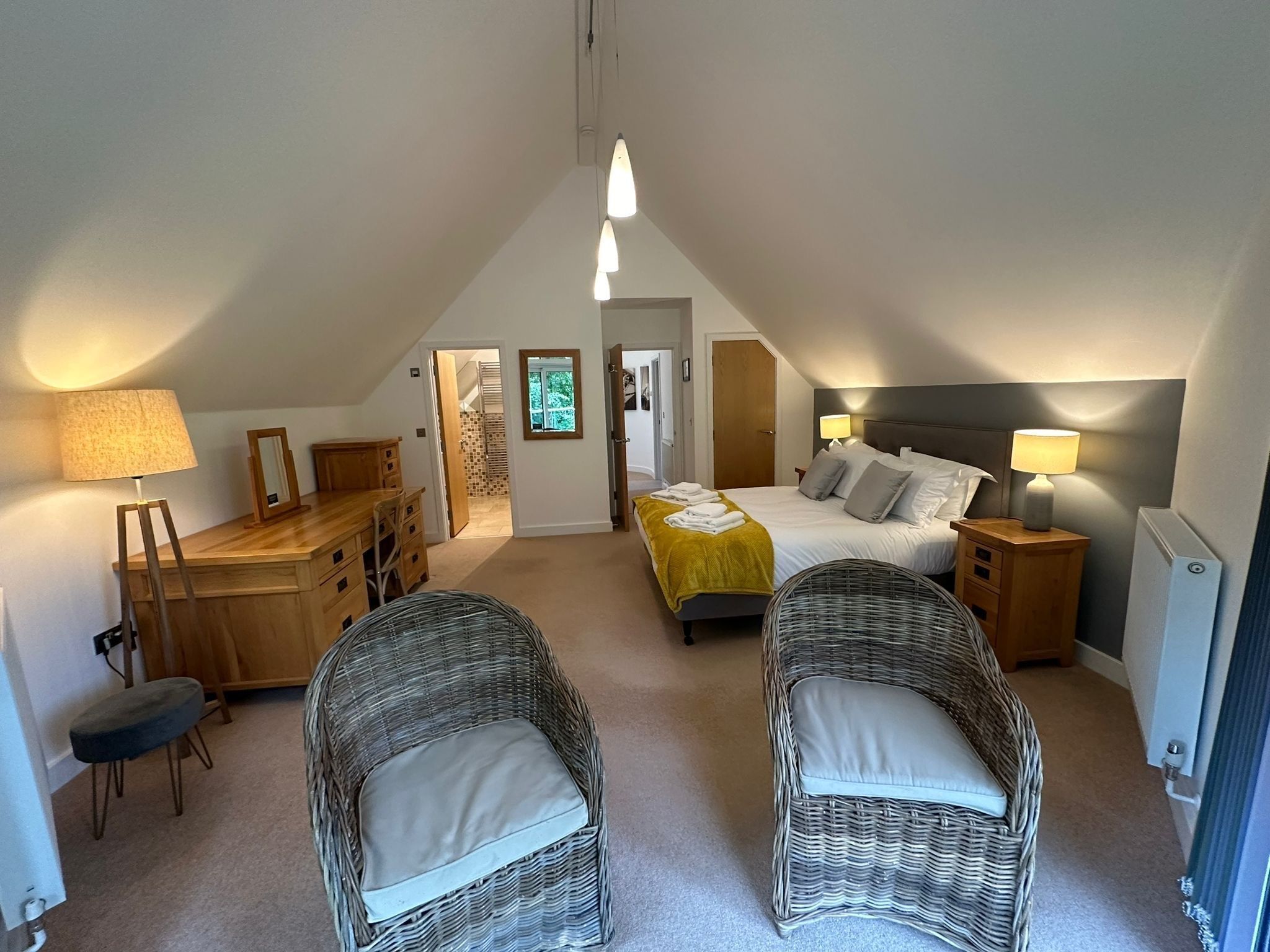 4 habitaciones y tabla de planchar con plancha 