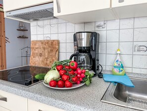 Kühlschrank, Ofen, Kochgeschirr/Geschirr/Besteck
