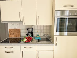 KĂŒhlschrank, Ofen, Kochgeschirr/Geschirr/Besteck