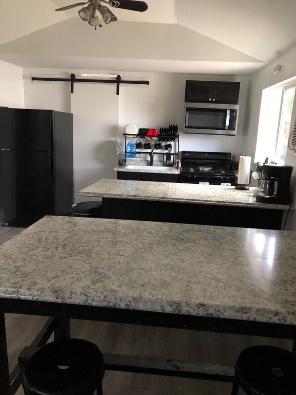 Kühlschrank, Mikrowelle, Ofen, Herdplatte