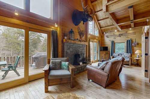 Charming home with pool table, foosball & HOA beach/dock on Moosehead Lake