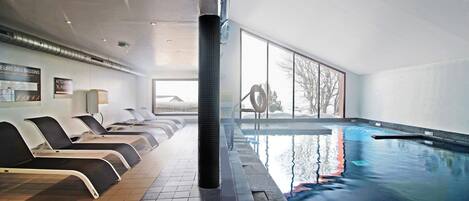 Una piscina cubierta