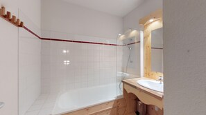 Bathtub, hair dryer - Vercors 1 025-FAMILLE & MONTAGNE appart. 6 pers (Chamrousse)