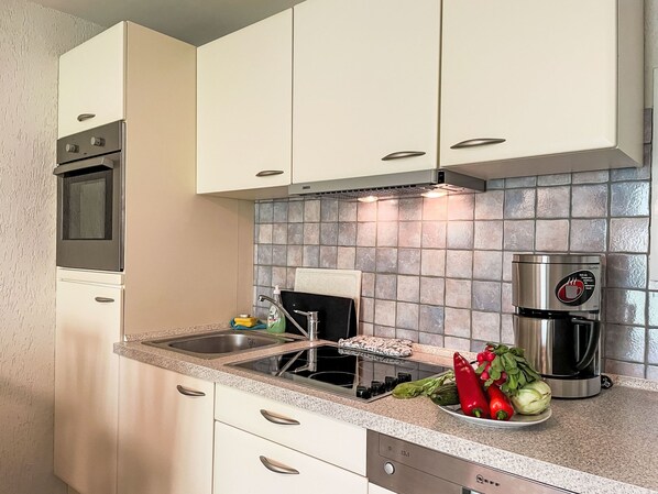 Fridge, oven, dishwasher, cookware/dishes/utensils