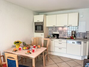 Kühlschrank, Ofen, Geschirrspüler, Kochgeschirr/Geschirr/Besteck