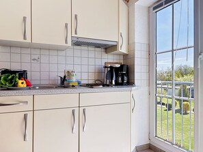 Frigorífico y utensilios de cocina