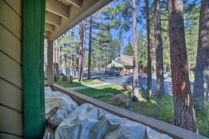 Property grounds - Mammoth Lakes Condo, Walk to Shuttle + Village (Mammoth Lakes)