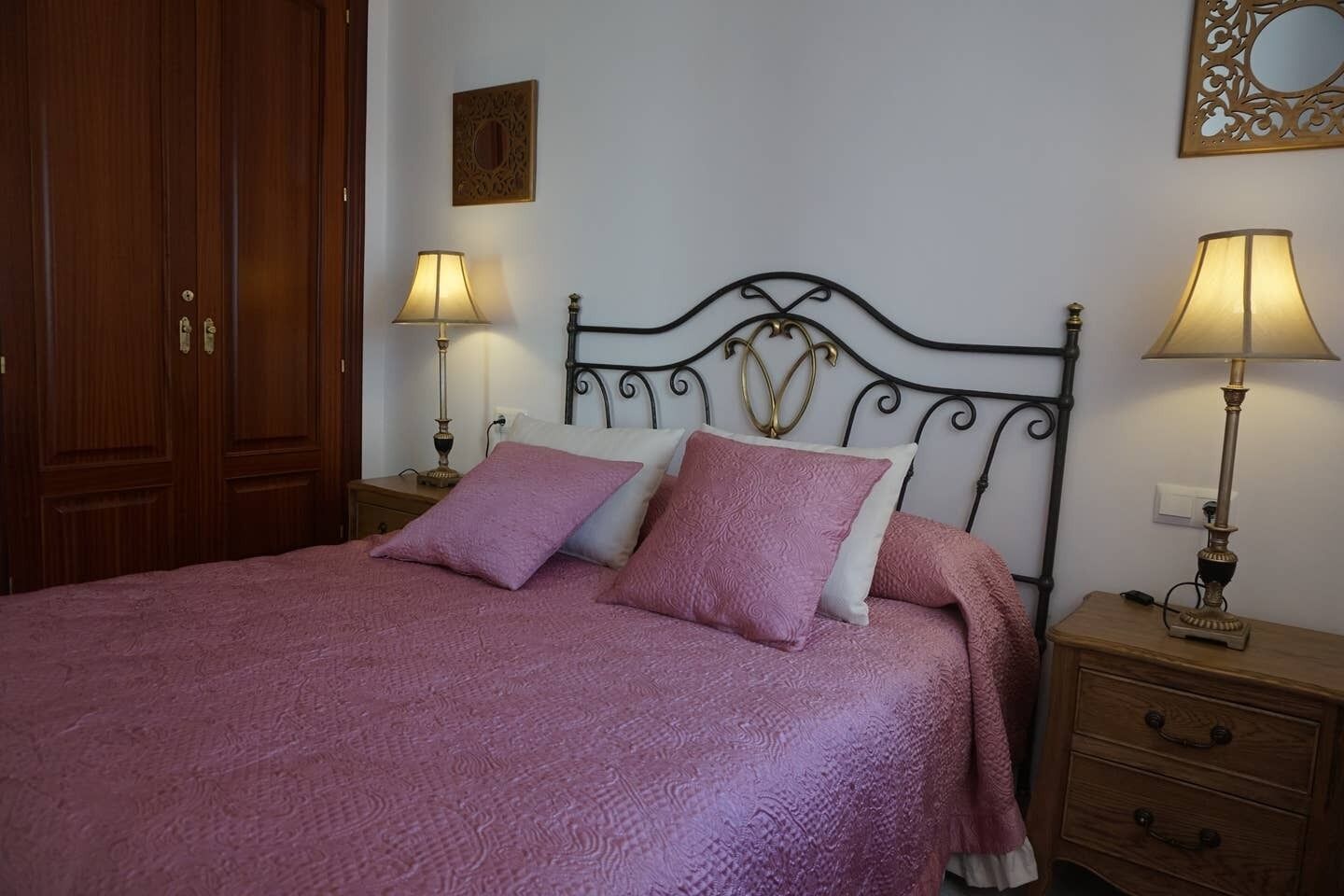 3 slaapkamers, een strijkplank/strijkijzer, wifi, beddengoed