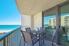 Outdoor dining - Beachfront Condo-Amenities-Short Walk 2 Beach (Miramar Beach)