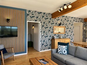 Fernseher, Kamin, DVD-Player