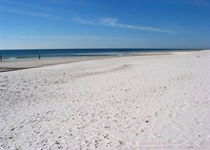 Condo, 2 Bedrooms | Pantai | Di pantai 