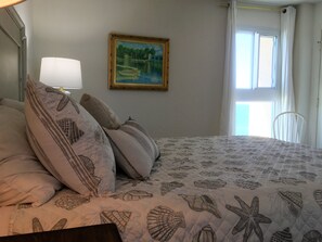 콘도, 침실 3개 | 3 개의 침실, 각각 다른 스타일의 인테리어, 각각 다르게 가구 비치