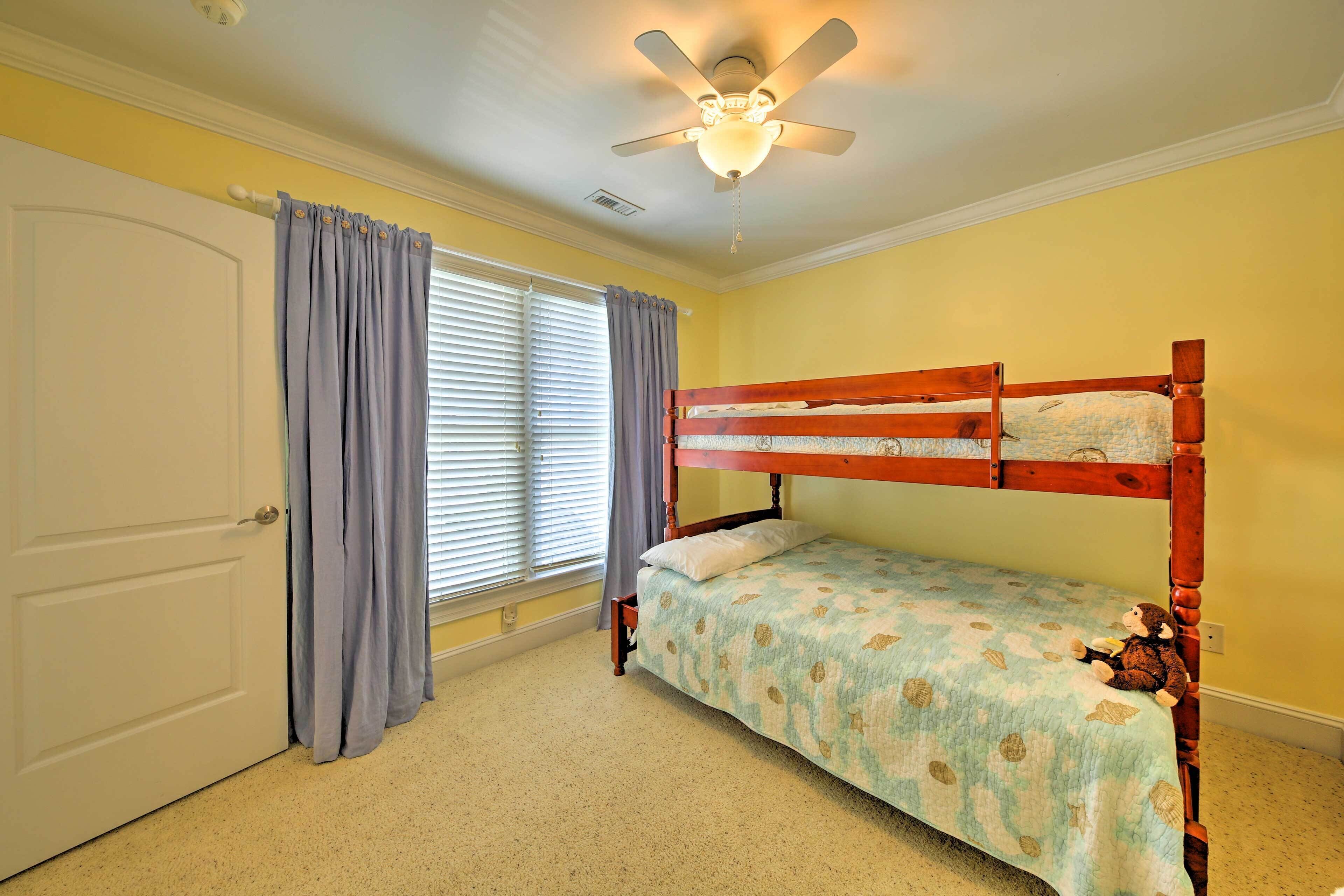 Manteo Waterfront Resort Home w/ 30-Ft Dock!