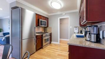 Een koelkast, een magnetron, een oven, een kookplaat