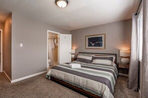 3 bedrooms, desk, iron/ironing board, travel cot