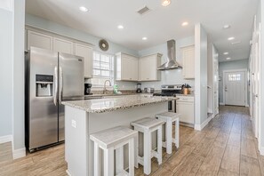 冷蔵庫、電子レンジ、オーブン、コンロ