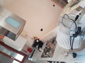 Una cucina moderna con un piano di lavoro in marmo, un piano cottura integrato e un lavello.