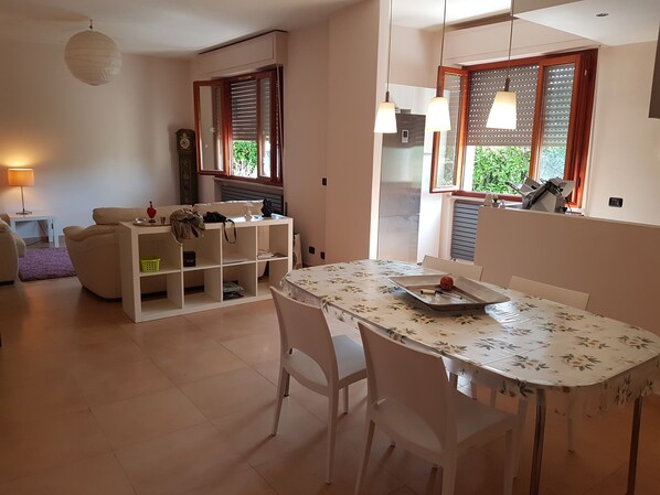 Interior - LUCCA COMICS - APP UP TO 6 PEOPLE (Lucca)