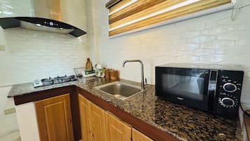Frigorífic, placa de cuina, bullidora elèctrica i torradora