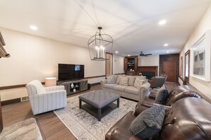 Smart TV, fireplace, computer monitors - Luxurious Historic Home at the heart of Columbia (Columbia)