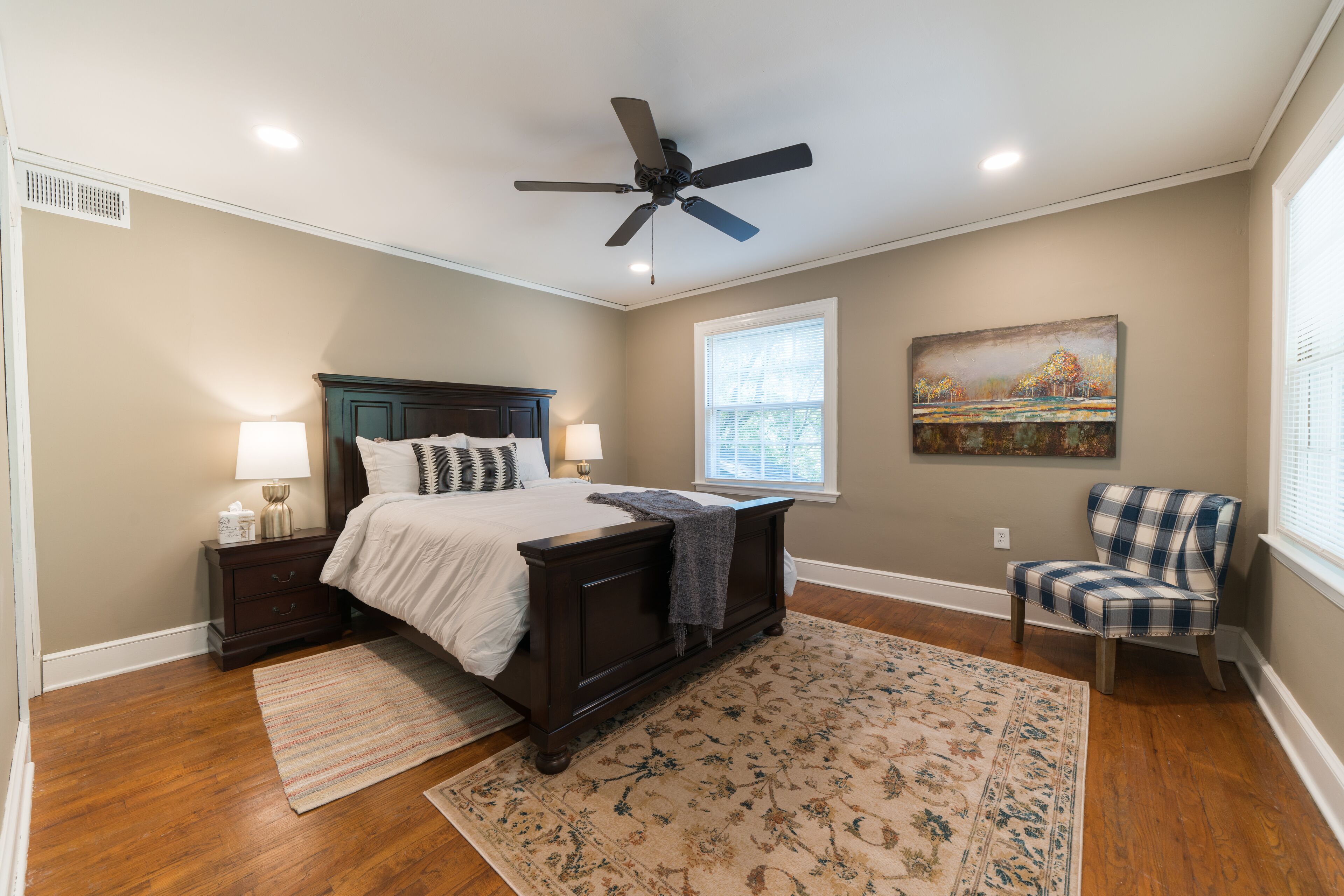 4 Schlafzimmer, Zimmersafe, Schreibtisch, Bügeleisen/Bügelbrett