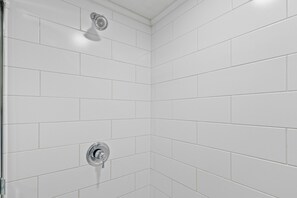Een douche, een haardroger, handdoeken, zeep