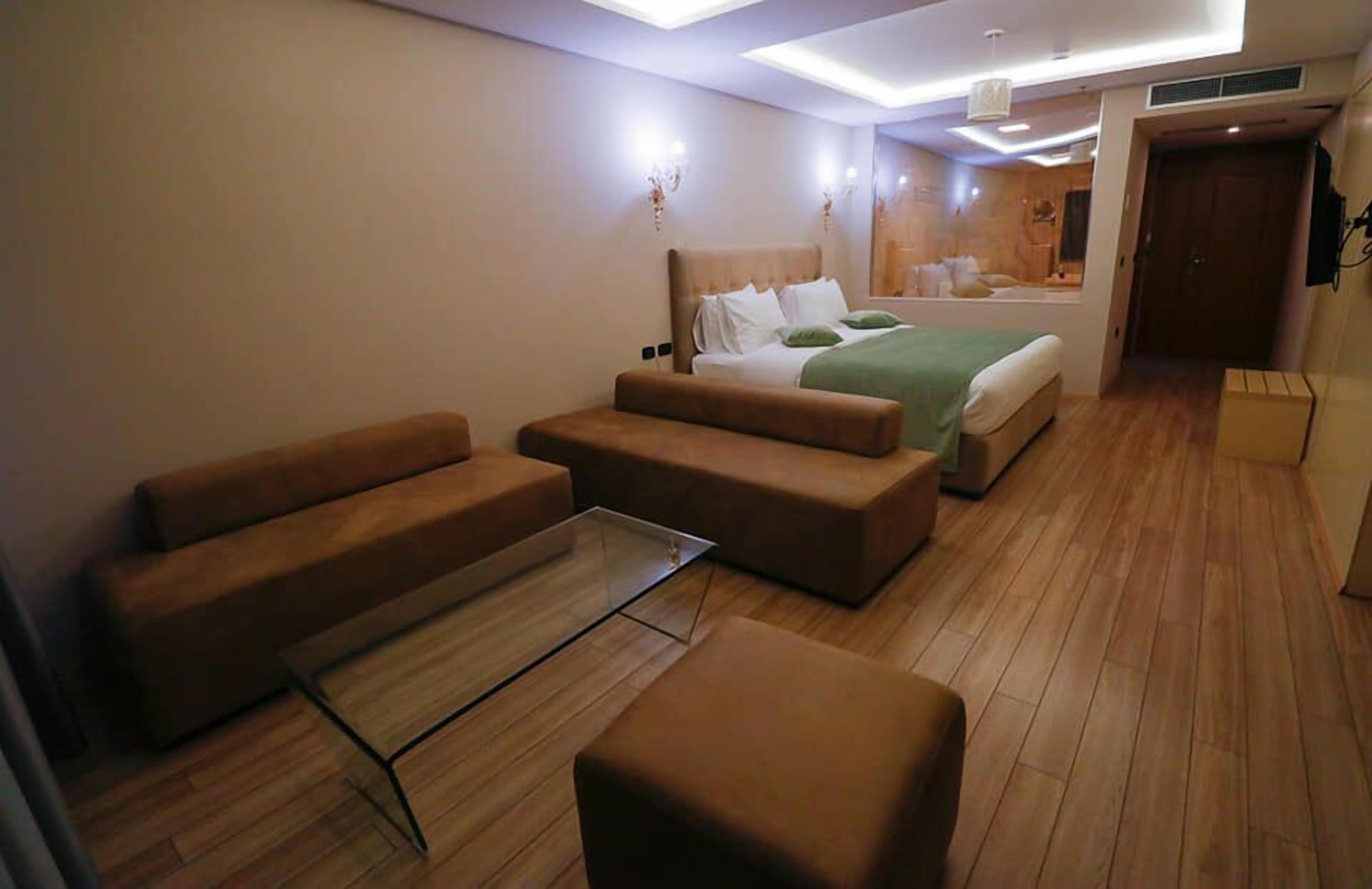 deluxe suite | 1 bedroom, premium bedding, minibar, in-room safe