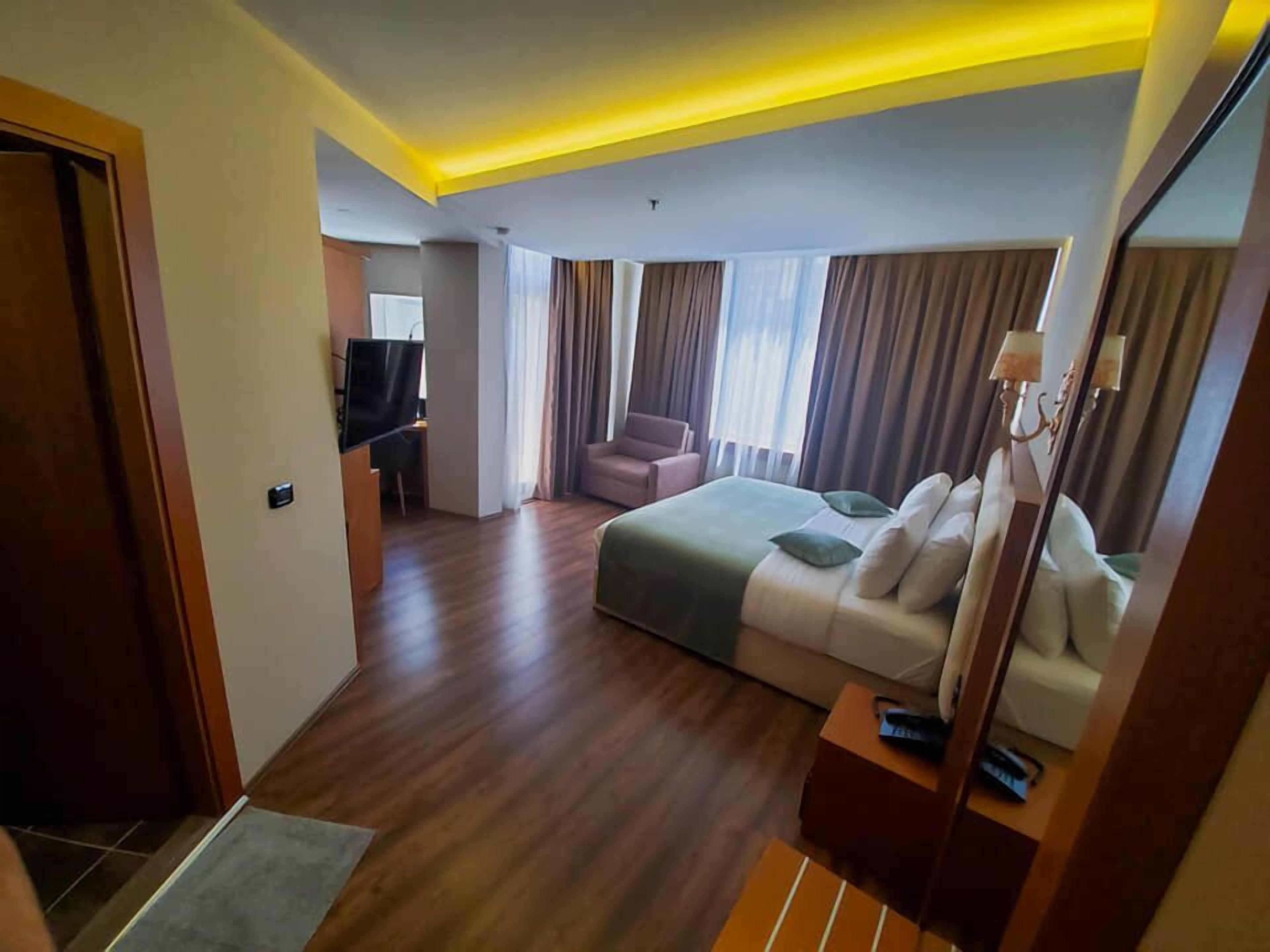 junior suite | 1 bedroom, premium bedding, minibar, in-room safe