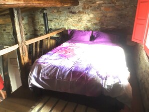 1 quarto, ferros/tábuas de passar roupa, berço de viagem