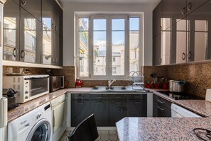 Fridge, microwave, oven, dishwasher - Light by Les Halles, by Veeve (Paris)