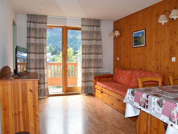 TV - Cozy apartment with balcony and covered parking near the center (Pralognan-la-Vanoise)