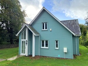 Einbungalow mit Satteldach, einer Veranda und der Hausnummer 23.