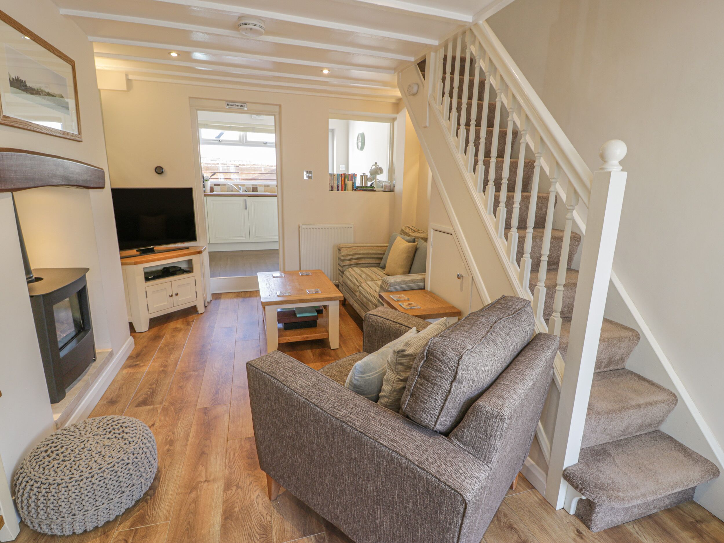 KIRRIN COTTAGE, pet friendly, character holiday cottage in Conwy