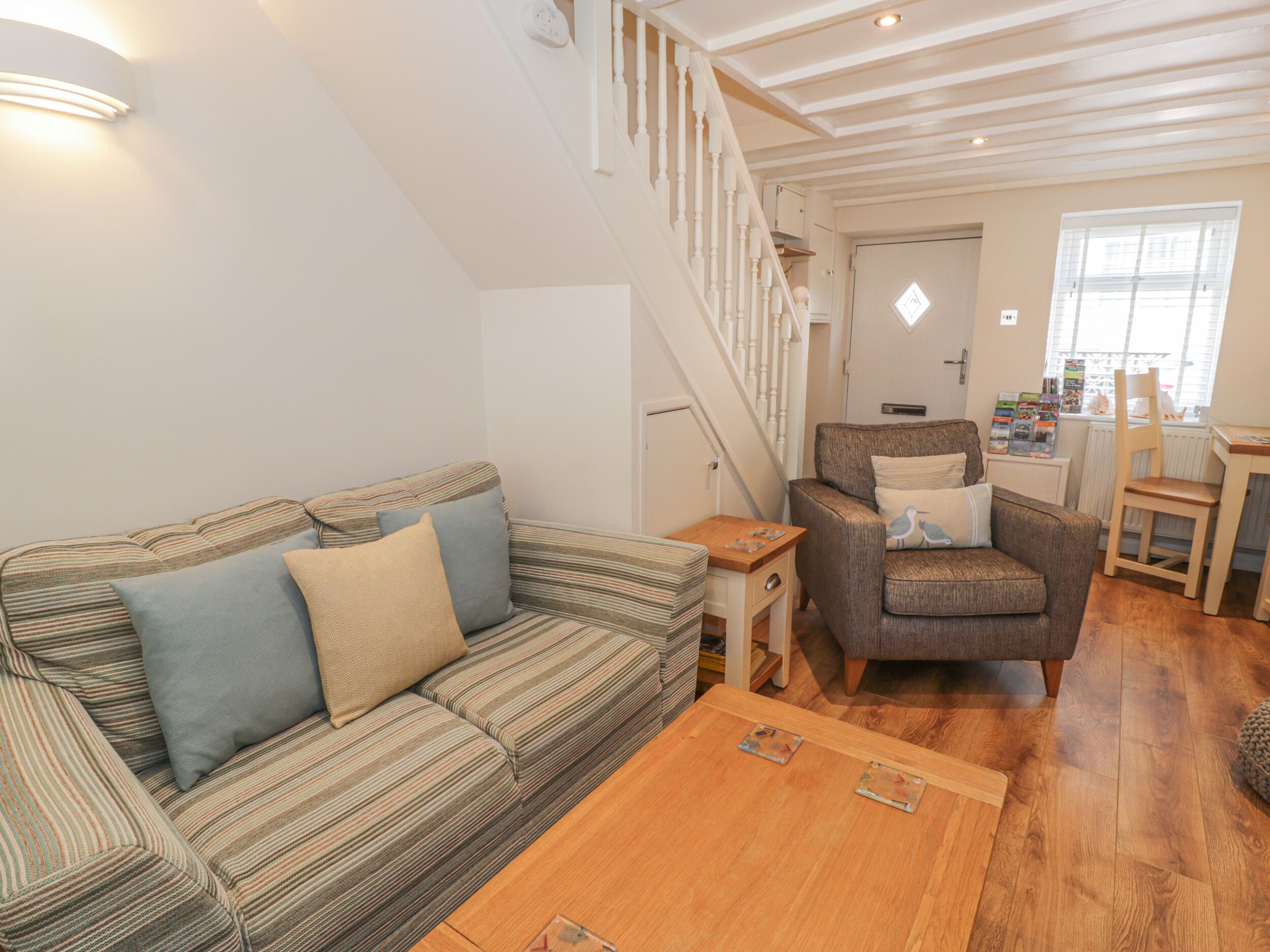 KIRRIN COTTAGE, pet friendly, character holiday cottage in Conwy