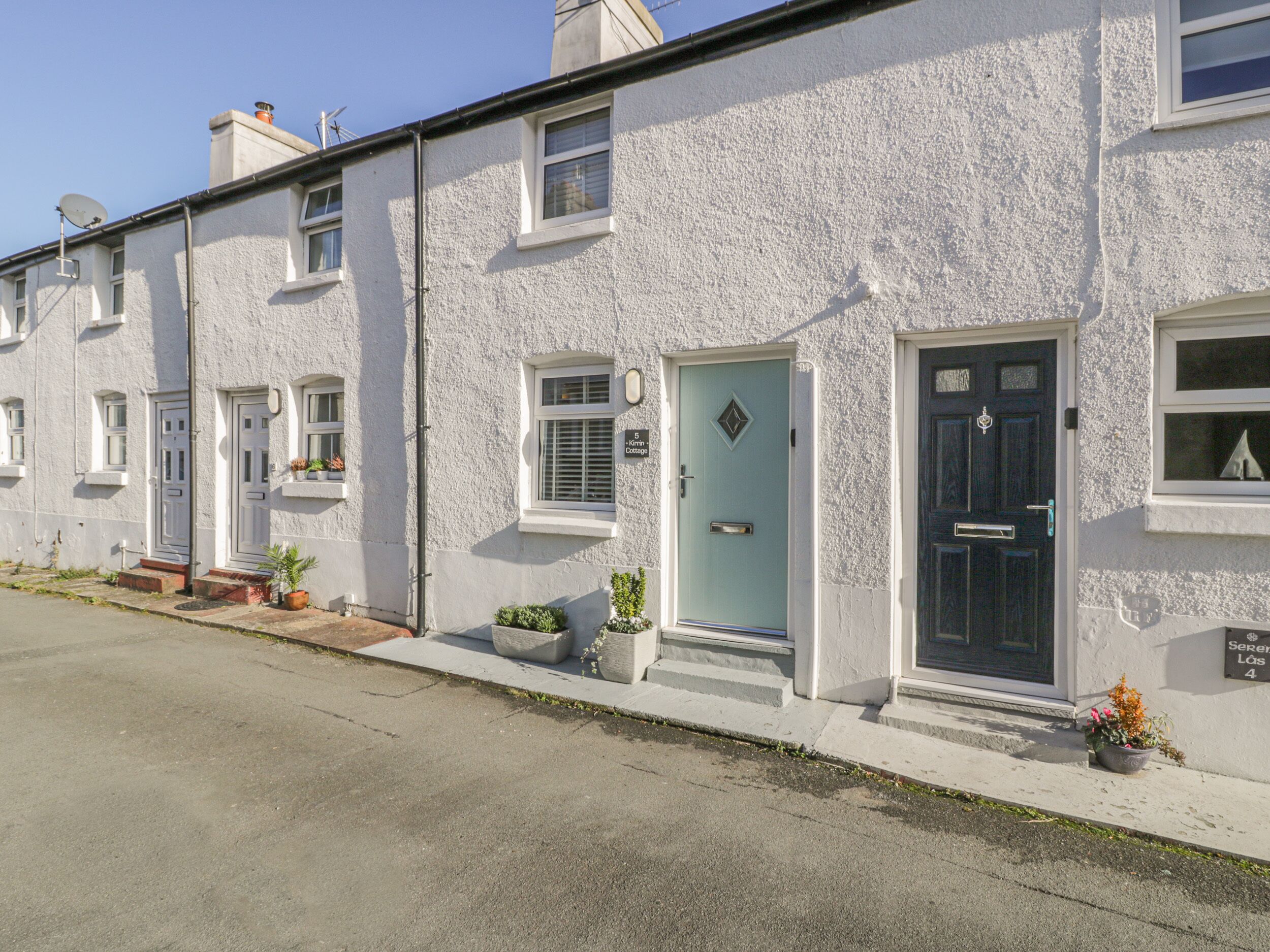 KIRRIN COTTAGE, pet friendly, character holiday cottage in Conwy