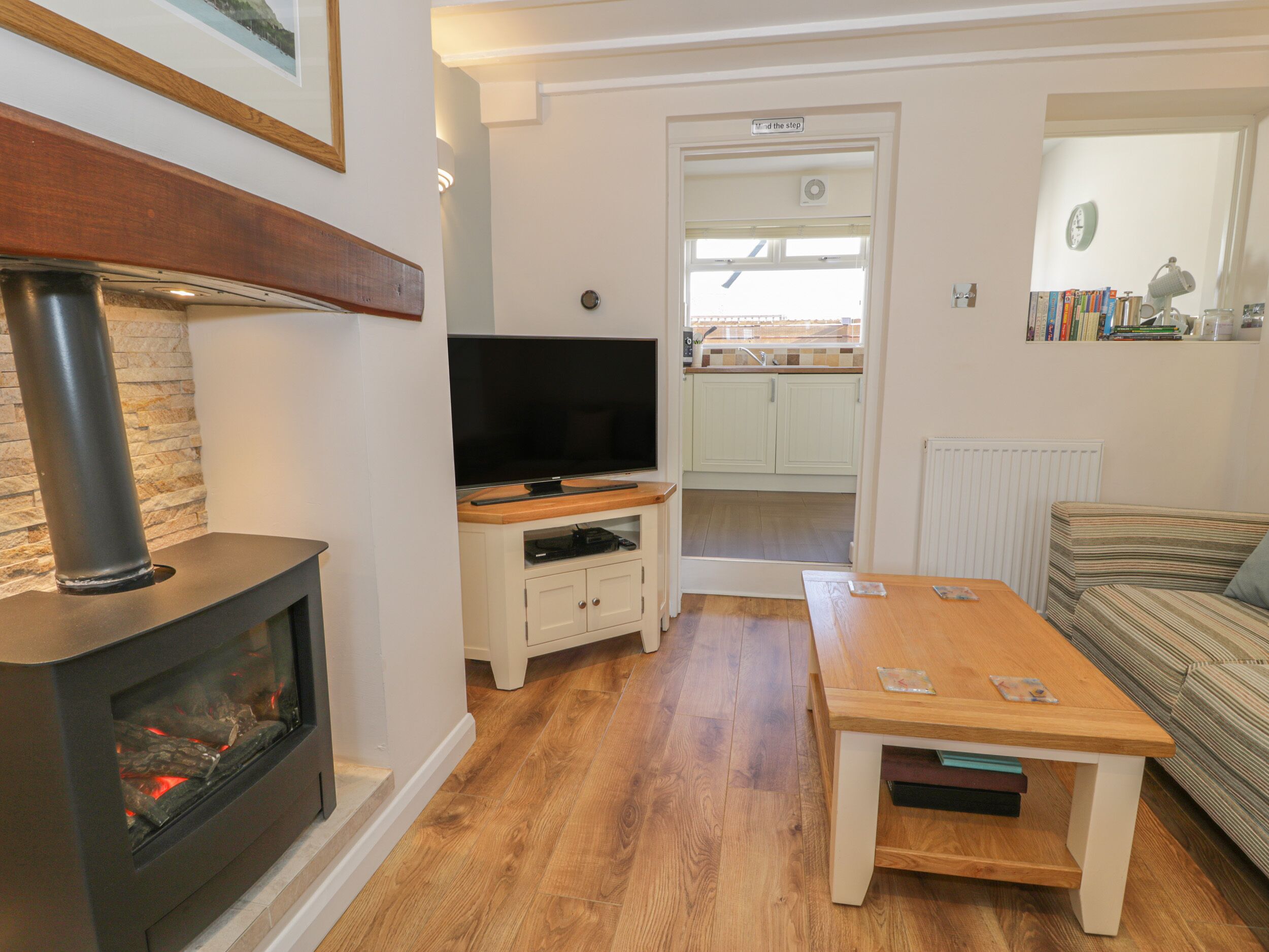 KIRRIN COTTAGE, pet friendly, character holiday cottage in Conwy