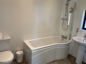 Ensemble baignoire-douche, articles de toilette (gratuits)
