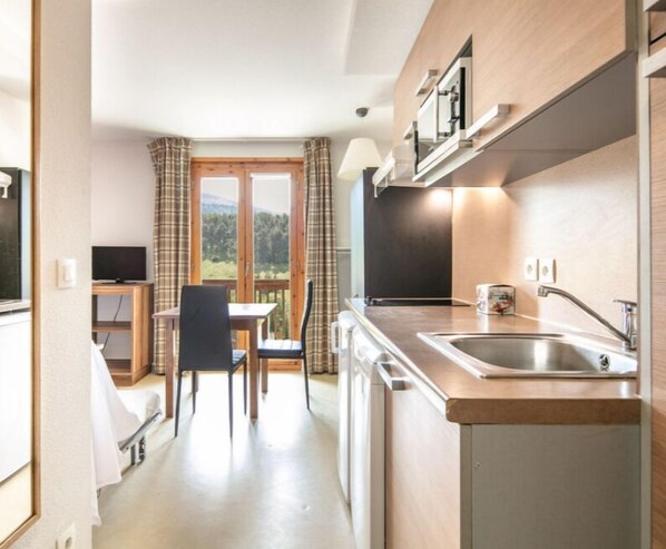 Refrigerador, microondas, parrilla de estufa y lavavajillas 