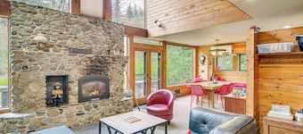 Riverfront Skykomish Cabin w/ Private Hot Tub!