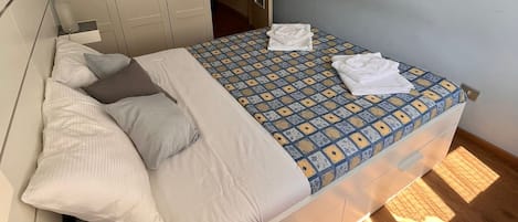 1 dormitorio, tabla de planchar con plancha, wifi y ropa de cama