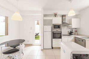 Kühlschrank, Mikrowelle, Ofen, Geschirrspüler
