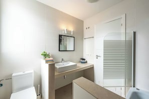 Ensemble douche/baignoire, serviettes fournies