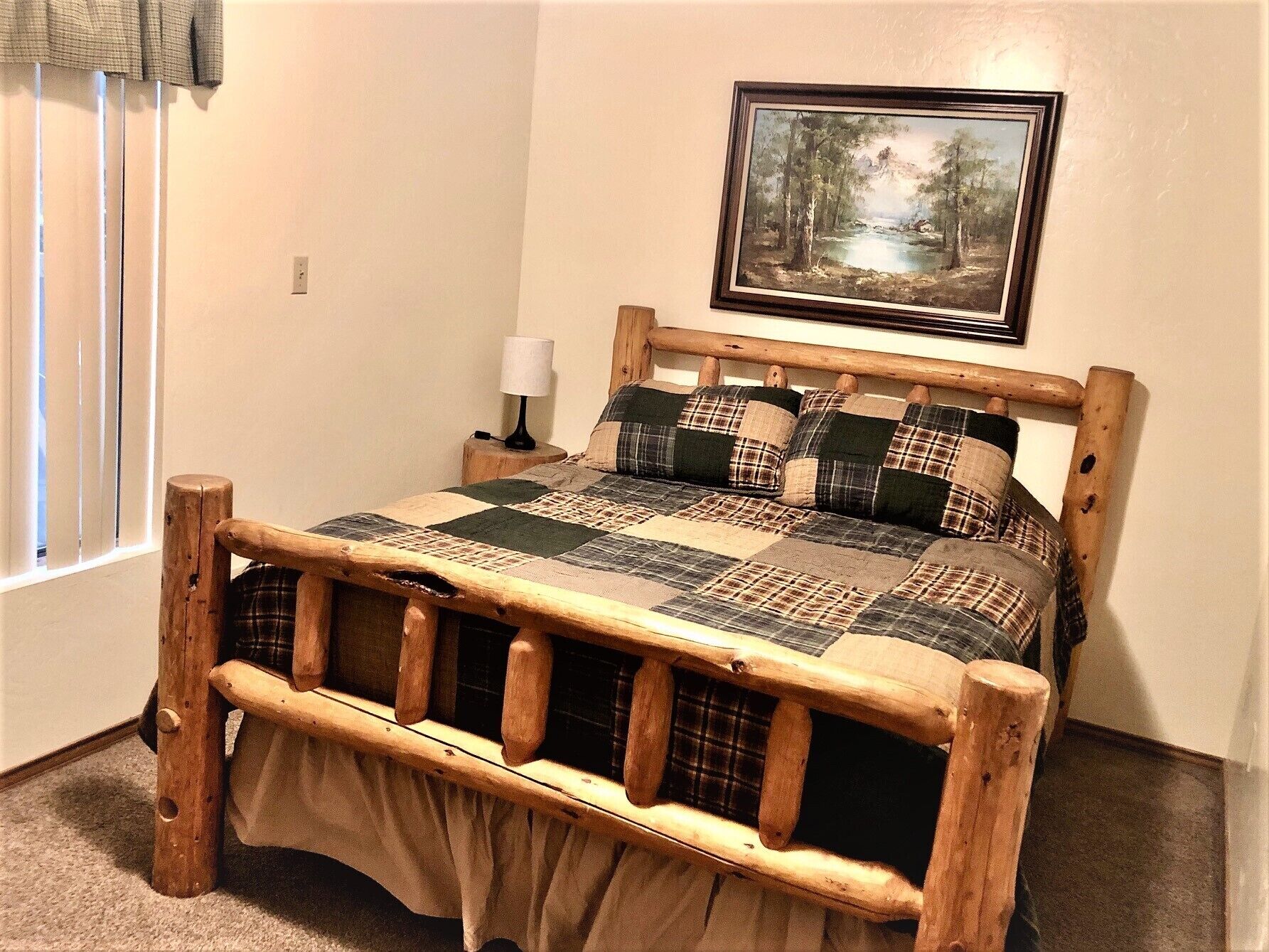 Beautiful Cabin Getaway with large deck in heart of Greer