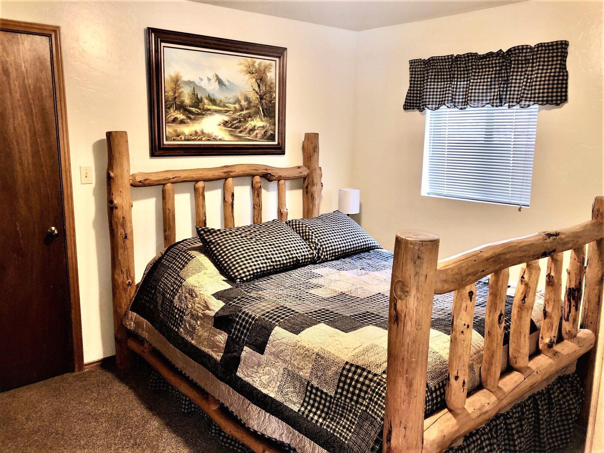 Beautiful Cabin Getaway with large deck in heart of Greer