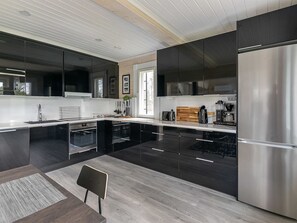 Fridge, microwave, dishwasher, cookware/dishes/utensils - Vacation home Hiili by Interhome (Sonkajärvi)