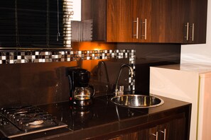 Een koelkast, een magnetron, een kookplaat