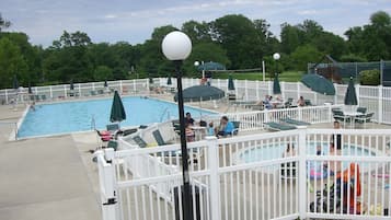 Una piscina cubierta, una piscina climatizada
