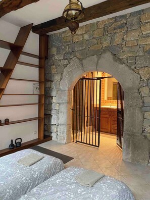 4 habitaciones, tabla de planchar con plancha, cuna de viaje y wifi 